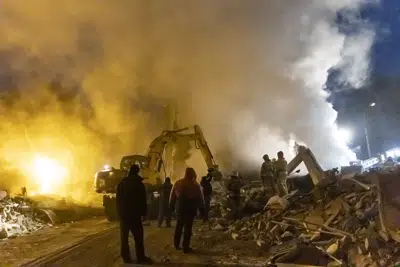 Se alza humo del lugar de un centro comercial en Donetsk que según funcionarios rusos fue cañoneado por las fuerzas ucranianas, en Donetsk, en la zona del este de Ucrania controlada por Rusia, 16 de enero de 2023. (AP Foto/Alexei Alexandrov)