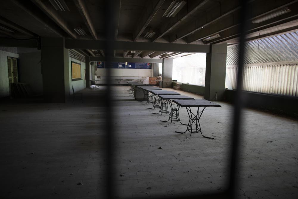 Una cafetería se encuentra vacía en la Universidad Central de Venezuela (UCV) en Caracas, Venezuela, el miércoles 7 de julio de 2021. (AP Foto/Ariana Cubillos)