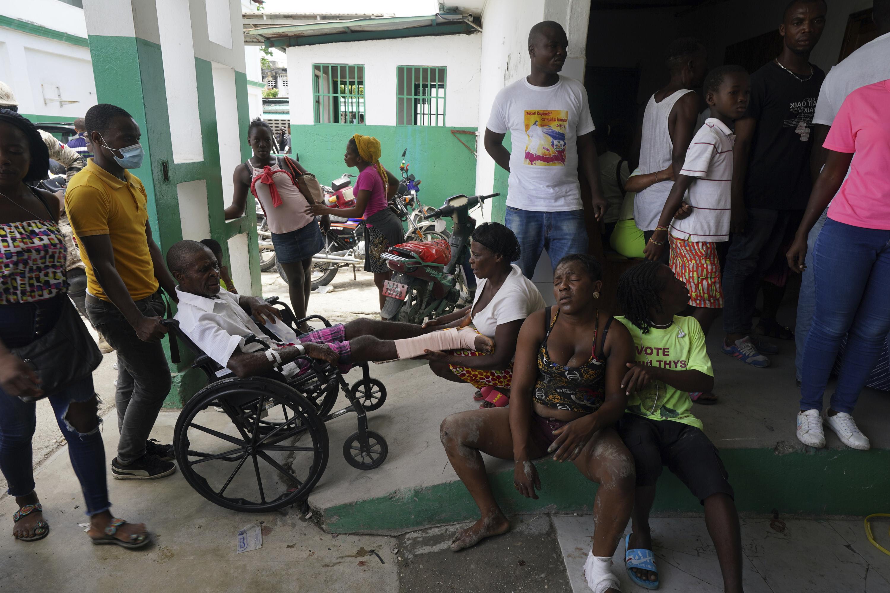 Tensions over aid grow in Haiti as quake's deaths pass 2K