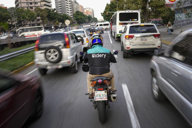 Ride-Sharing Apps Rise in Venezuela as Public Transit Decays