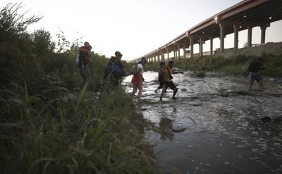 Migrantes venezolanos cruzan el Río Bravo hacia la frontera de Estados Unidos para entregarse a la patrulla fronteriza, desde Ciudad Juárez, México, el 13 de octubre de 2022. (Foto AP/Christian Chávez, archivo)