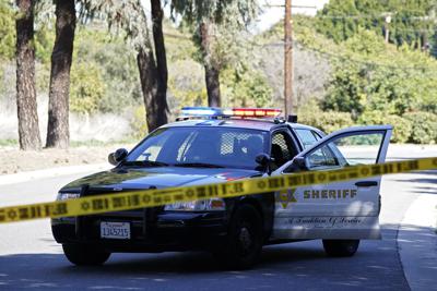 ARCHIVO - En esta fotografía del 23 de febrero de 2021 una patrulla de la policía bloquea una calle en un suburbio de Los Ángeles. (AP Foto/Ashley Landis, Archivo)