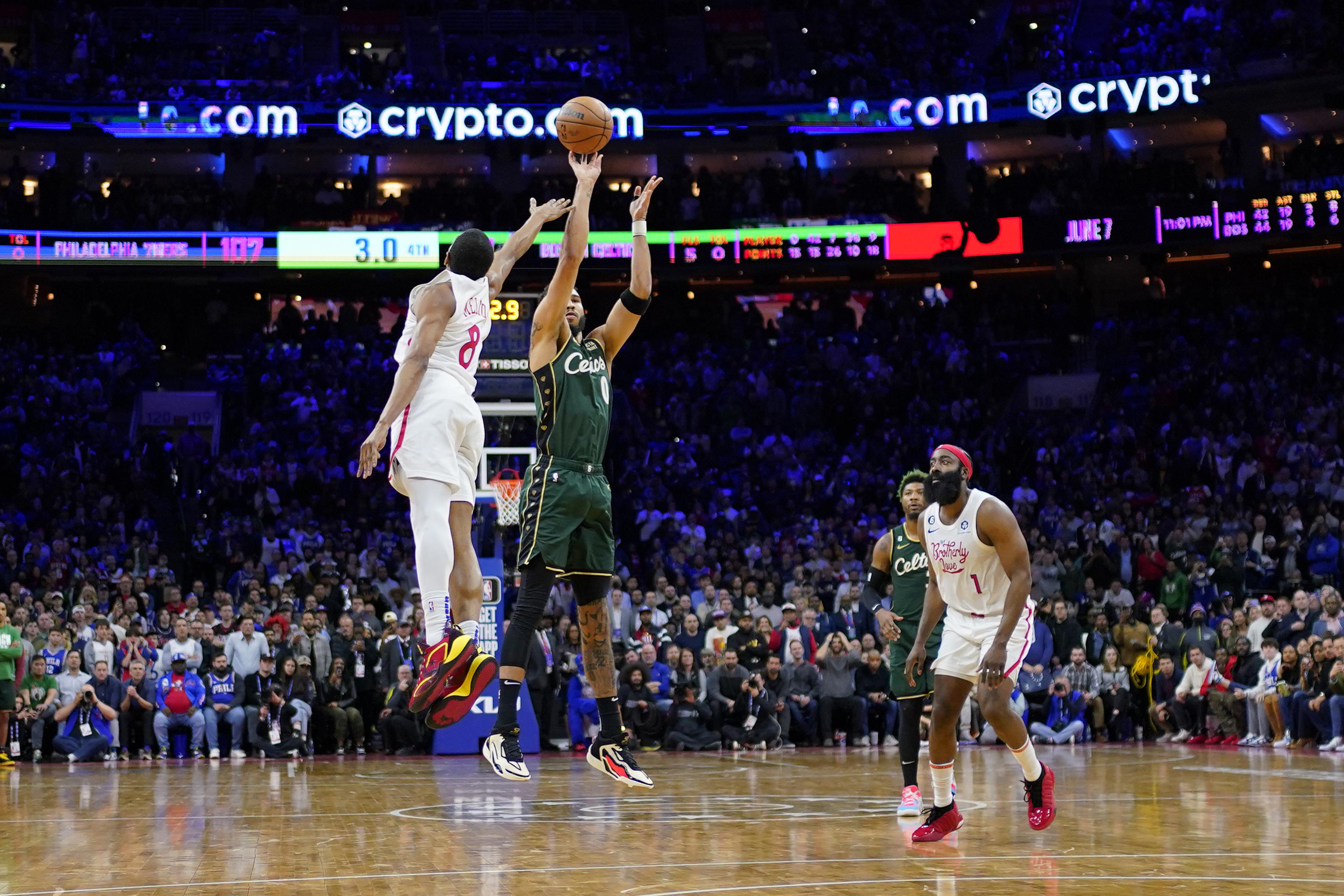 Tatum faz cesta de 3 no fim do jogo e Celtics superam 76ers na NBA