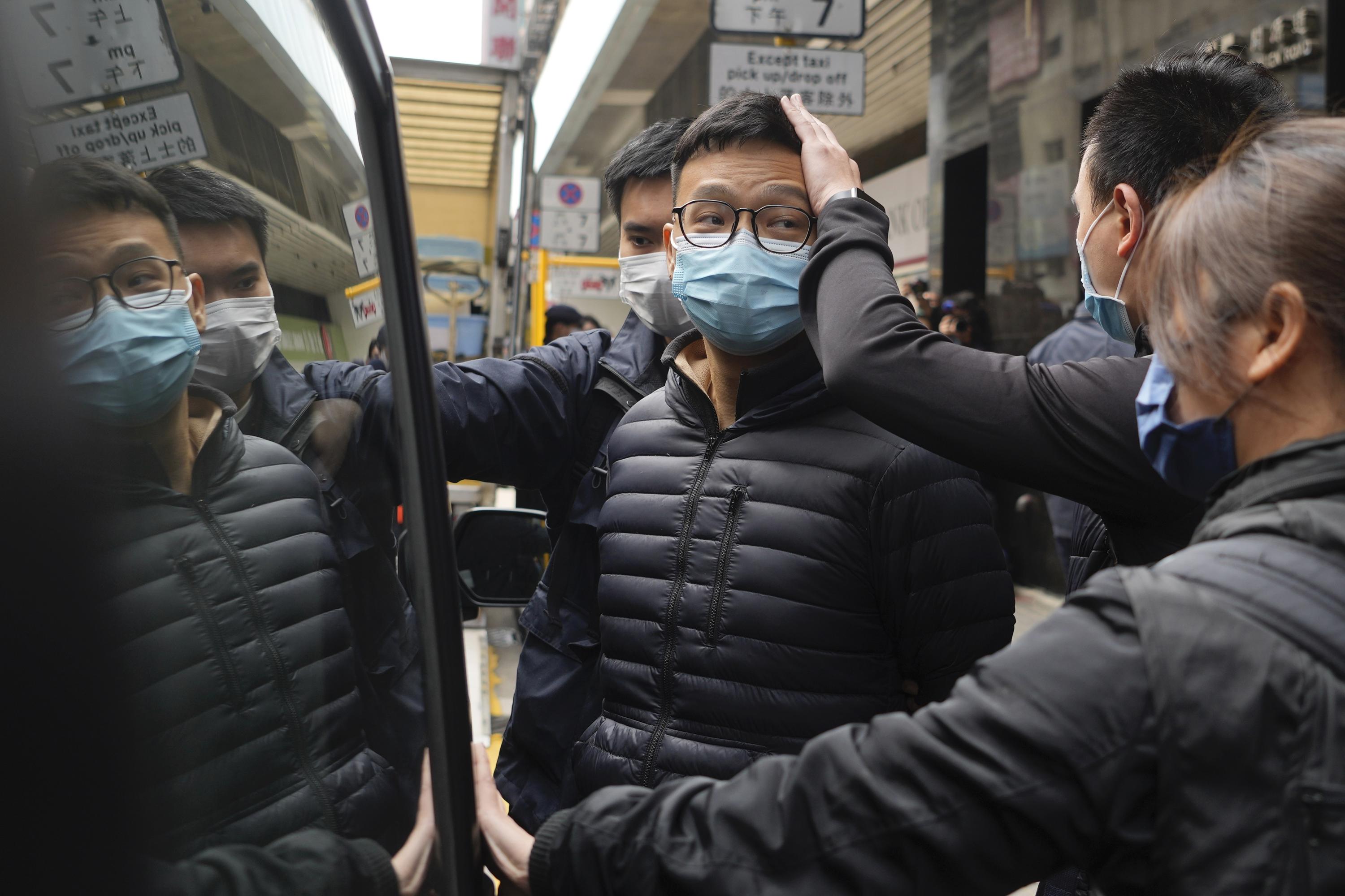 Hongkonská polícia vykonala raziu v prodemokratickom spravodajstve, zatkla 6