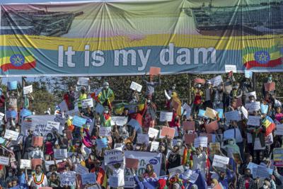 Etíopes protestan contra la presión internacional sobre el gobierno por el conflicto en Tigray, debajo de una pancarta que hace referencia a la Gran Presa del Renacimiento Etíope, en Adís Abeba, Etiopía el 30 de mayo de 2021. (Foto AP/Mulugeta Ayene, Archivo)