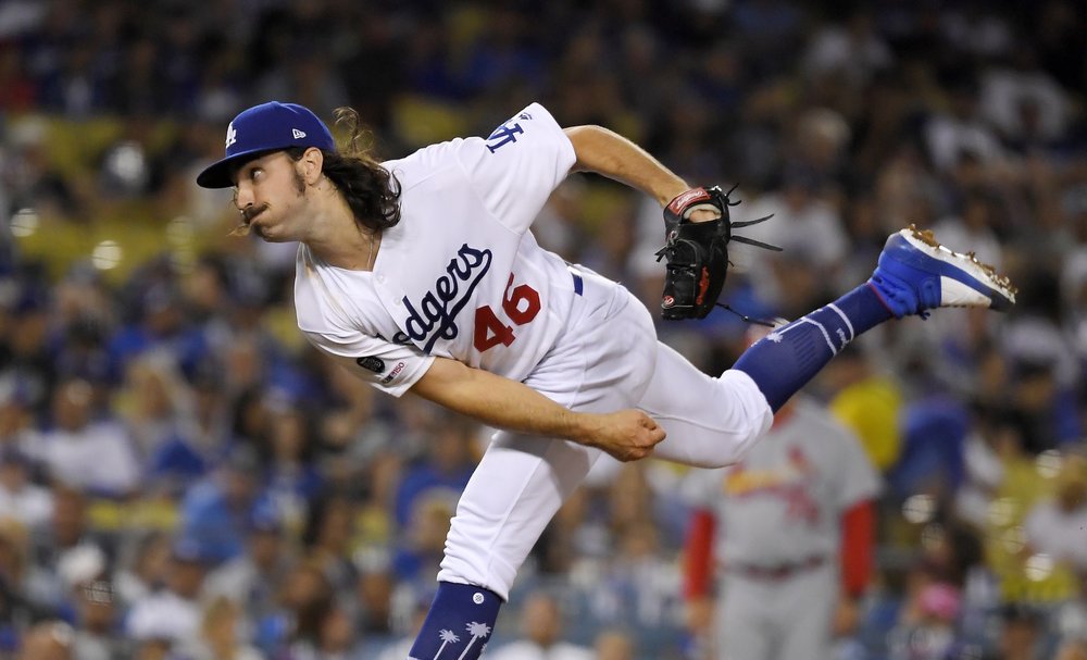 El abridor de los Dodgers de Los Ángeles Tony Gonsolin lanza en el quinto inning del juego de la MLB que enfrentó a su equipo con los Cardenales de San Luis, el 5 de agosto de 2019,