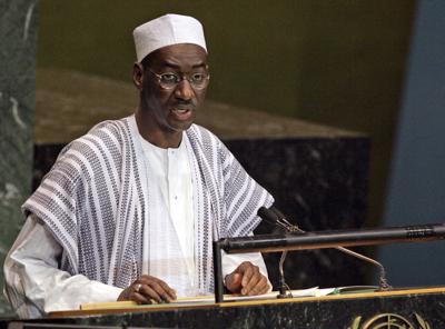 ARCHIVO - En esta fotografía de archivo del jueves 21 de septiembre de 2006, Moctar Ouane, en ese entonces ministro de Asuntos Exteriores y Cooperación Internacional de Mali, habla ante la Asamblea General de las Naciones Unidas, en la sede del organismo. Ouane y Bah N'Daw, primer ministro y presidente de transición de Mali, respectivamente, fueron arrestados el lunes 24 de mayo de 2021 por soldados insurrectos. (AP Foto/Frank Franklin II, archivo)