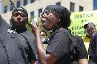 Fotografía de archivo del 27 de junio de 2020, de Sheneen McClain hablando durante una manifestación y marcha por la muerte de su hijo de 23 años, Elijah McClain, frente al departamento de policía en Aurora, Colorado. (AP Foto/David Zalubowski, Archivo)