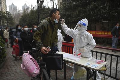 Un hombre se hace la prueba del coronavirus en Wuhan, China, el 22 de febrero del 2022. (Chinatopix via AP)