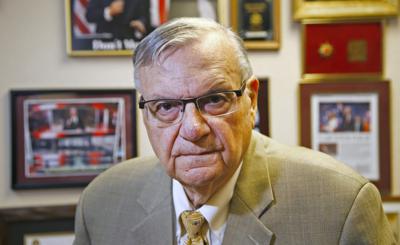 ARCHIVO – En esta fotografía de archivo del 26 de agosto de 2019, el exsheriff del condado Maricopa, Joe Arpaio, posa en su oficina privada en Fountain Hills, Arizona. (AP Foto/Ross D. Franklin, Archivo)