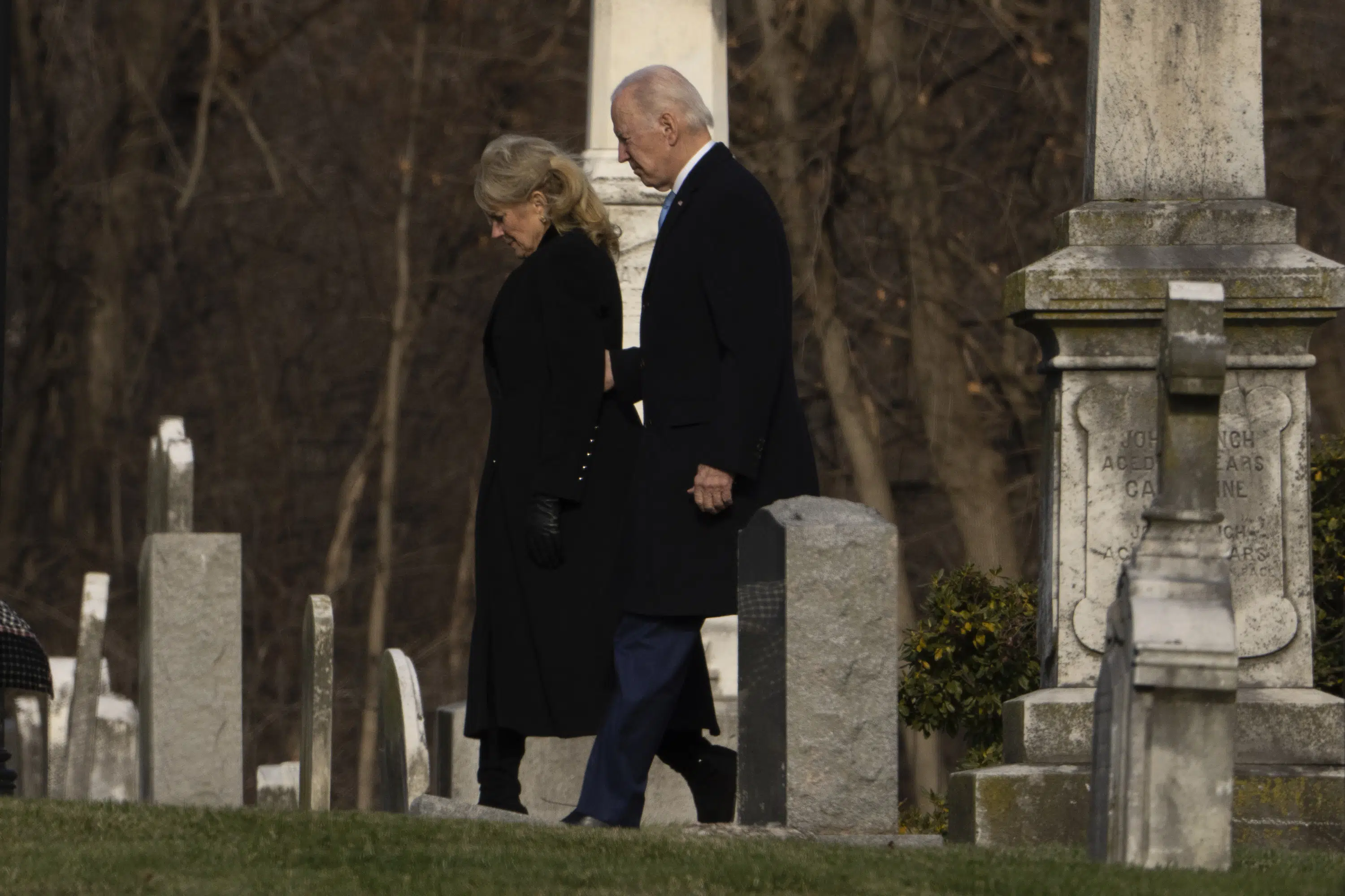 Långiver genert Mentalt Biden marks 50th anniversary of death of wife, daughter | AP News