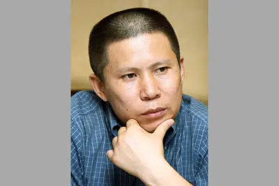 ARCHIVO - El académico legal Xu Zhiyong en una reunión en Beijing, China, el 17 de julio de 2009. Xu y Ding Jiaxi, dos destacados abogados chinos de derechos humanos, fueron condenados a más de una década en prisión, según denunció el lunes 10 de abril de 2023 Human Rights Watch. (AP Foto/Greg Baker, Archivo)