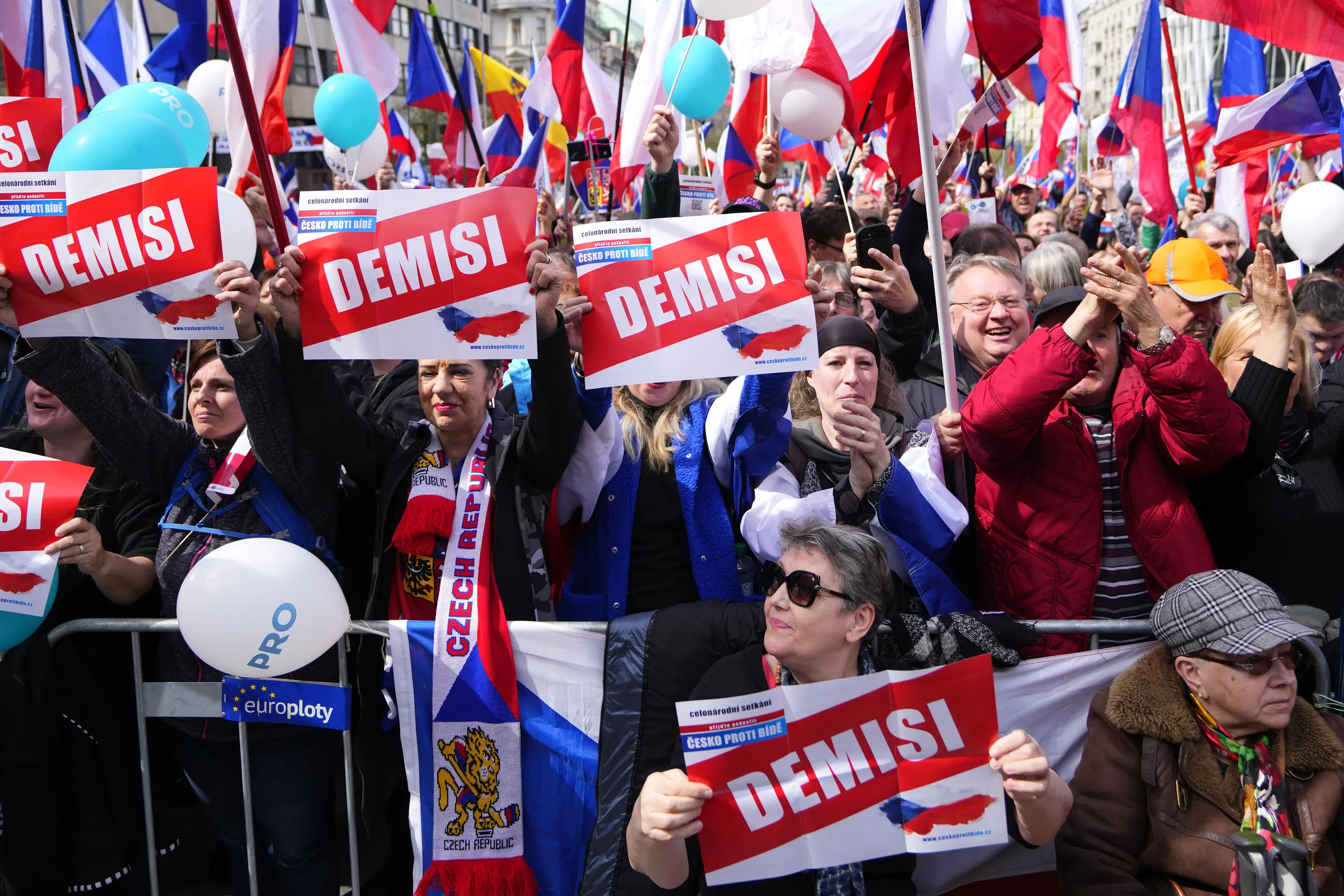 V Praze demonstrovaly tisíce lidí proti vládě