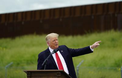 El expresidente Donald Trump hace declaraciones el miércoles 30 de junio de 2021 durante una visita a una sección inconclusa del muro fronterizo con el gobernador de Texas, Greg Abbott, en Pharr, Texas. (AP Foto/Eric Gay)