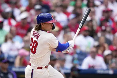 Alec Bohm de los Filis de Filadelfia sigue adelante después de batear una carrera anotando contra el lanzador de los Rockies de Colorado, José Ureña, durante la cuarta entrada de un juego de béisbol, el domingo 23 de abril de 2023, en Filadelfia. (AP Photo/Matt Slocum)