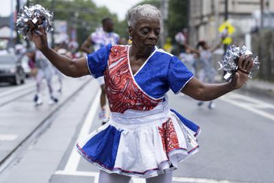 Johnnie Alston dirige la Unidad de Marcha All-Stars de Baltimore por la avenida Auburn en Atlanta, Georgia, durante un desfile del Juneteenth el sábado 19 de junio de 2021. (AP Foto/Ben Gray)