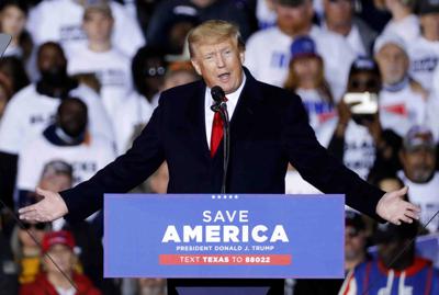 El ex presidente Donald Trump habla en un mitin, el sábado 29 de enero de 2022, en Conroe, Texas. (Jason Fochtman/Houston Chronicle vía AP)