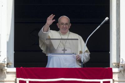 El papa Francisco ofrece su bendición durante el Angelus desde la ventana de su estudio, en la plaza de San Pedro del Vaticano, el 15 de agosto de 2021. (AP Foto/Andrew Medichini)