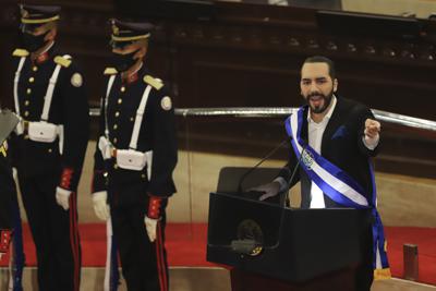 El presidente de El Salvador, Nayib Bukele, ofrece su discurso anual a la nación ante el Congreso, en San Salvador, El Salvador, el martes 1 de junio de 2021. (AP Foto/Salvador Melendez)