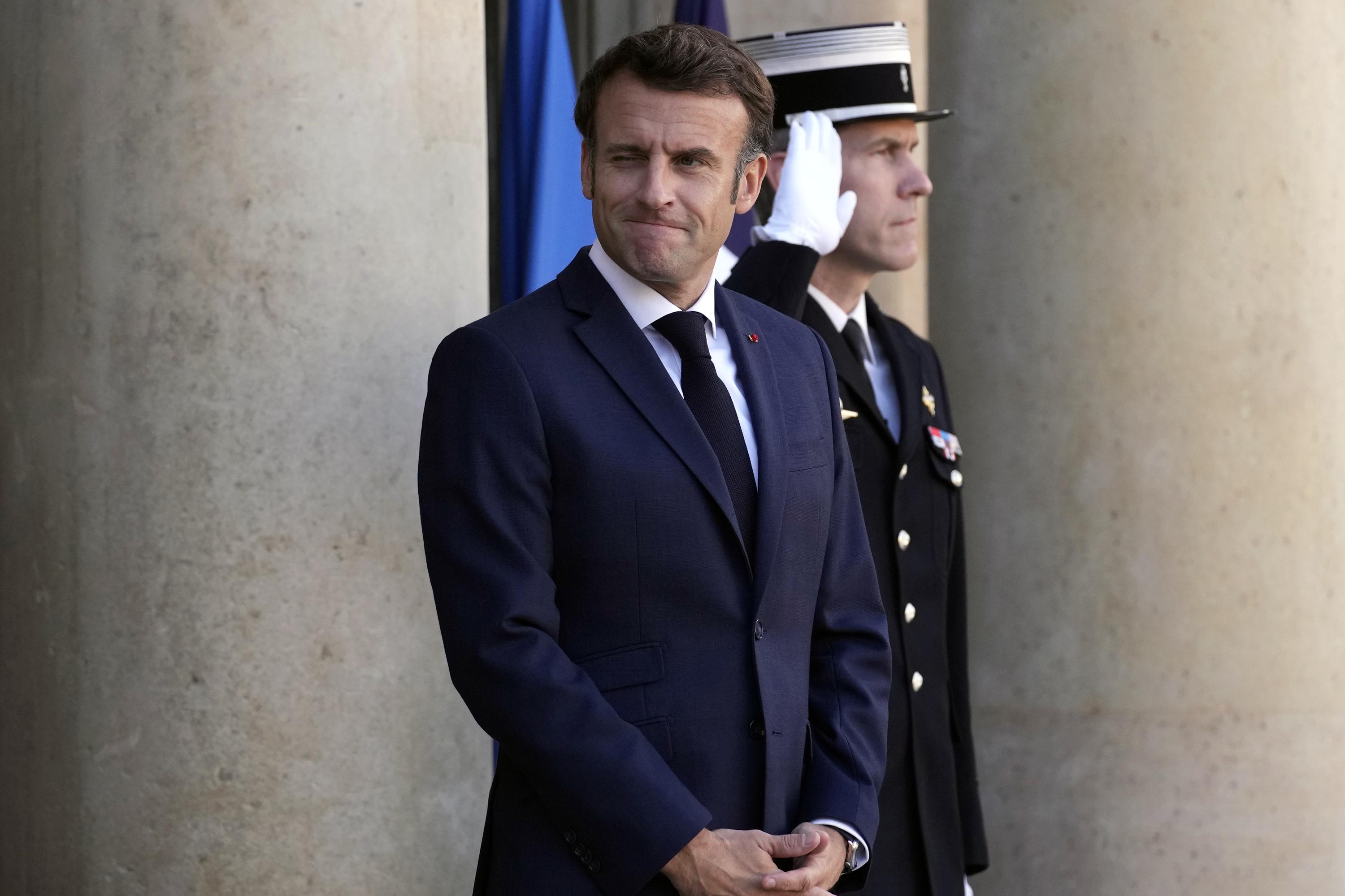 Presidente francés promete elevar la edad de jubilación de 62 a 65 años