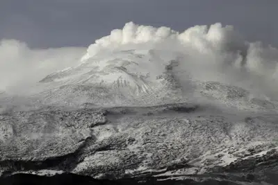 ARCHIVO - El volcán Nevado del Ruiz cerca de Villa María, Colombia, 1 de julio de 2012. La actividad del volcán aumentó el viernes 31 de marzo de 2023, lo que llevó a las agencias estatales de monitoreo a pedir a los residentes que se preparen para una eventual evacuación debido a la posibilidad de una erupción en días o semanas. (AP Foto/Luisa García, Archivo)