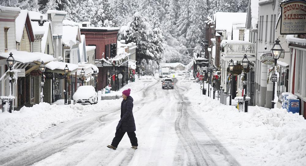 Si bien la nevada fue pintoresca en lugares como Broad Street en Nevada City, California, fue peligrosa para muchos otros que no tenían electricidad o estaban atrapados en la nieve.  (Elias Funez / The Union vía AP)