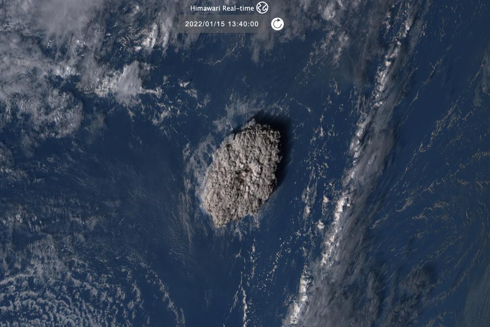 Esta imagen satelital tomada por Himawari-8, un satélite meteorológico japonés operado por la Agencia Meteorológica de Japón y publicada por el Instituto Nacional de Tecnología de la Información y las Comunicaciones (NICT), muestra la erupción de un volcán submarino en la nación del Pacífico de Tonga el sábado 15 de enero de 2022 (NTIC vía AP)