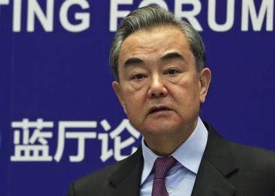 En esta imagen de archivo, tomada el 22 de febrero de 2021, el ministro de Exteriores de China, Wang Yi, ofrece el discurso inaugural del Lanting Forum, en el Ministerio de Exteriores, en Beijing. (AP Foto/Andy Wong, archivo)