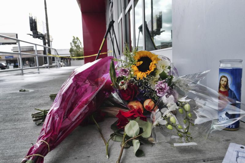 Veladoras y flores afuera de la tienda donde murió Valentina a manos de un policía. | Foto: AP