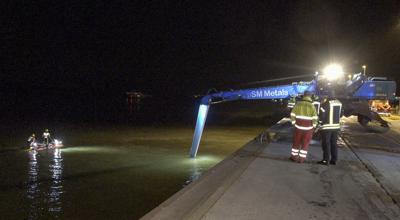 Bomberos, policía fluvial y otros buscan un vehículo que cayó al río Rin en Wesel, Alemania, lunes 28 de febrero de 2022. La policía alemana halló el martes los cuerpos de tres jóvenes en un auto que cayó al río Rin la noche anterior.Erwin Pottgiesser/dpa via AP)