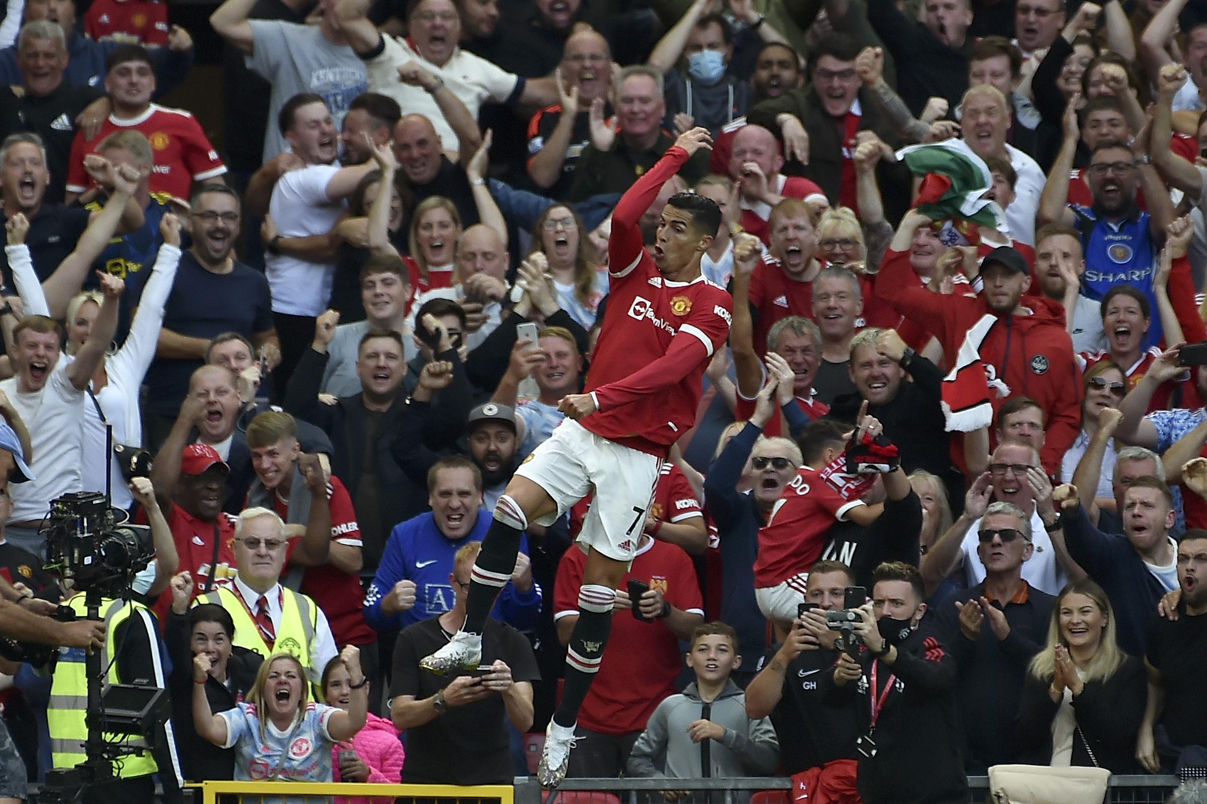 Footage Of Manchester United Fans Shouting 'SIU' With Cristiano