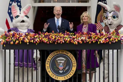 El presidente Joe Biden, acompañado por la primera dama Jill Biden y personas disfrazadas con motivo de Pascua, en un balcón de la Casa Blanca en Washington el 18 de abril de 2022. (Foto AP /Andrew Harnik)
