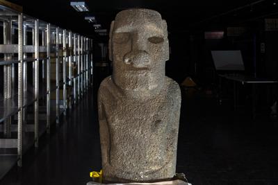 Una estatua de Moai Tau del Ivi Tupuna se encuentra dentro del Museo de Historia Natural durante una ceremonia en Santiago antes de ser devuelta a la Isla de Pascua de Chile, el lunes 21 de febrero de 2022. La estatua ha estado en el museo desde 1870 y está programada para ser enviado al final de la semana. (AP Foto/Esteban Felix)
