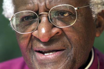 ARCHIVO - El arzobispo anglicano retirado Desmond Tutu habla en una entrevista con The Associated Press en Pretoria, Sudáfrica, el viernes 21 de marzo de 2003. Desmond Tutu, el activista sudafricano ganador de un Nobel de la Paz, arzobispo anglicano retirado de Ciudad del Cabo y que luchó por la justicia racial y los derechos LGTB, ha muerto. Tenía 90 años. (AP Foto/Themba Hadebe, Archivo)