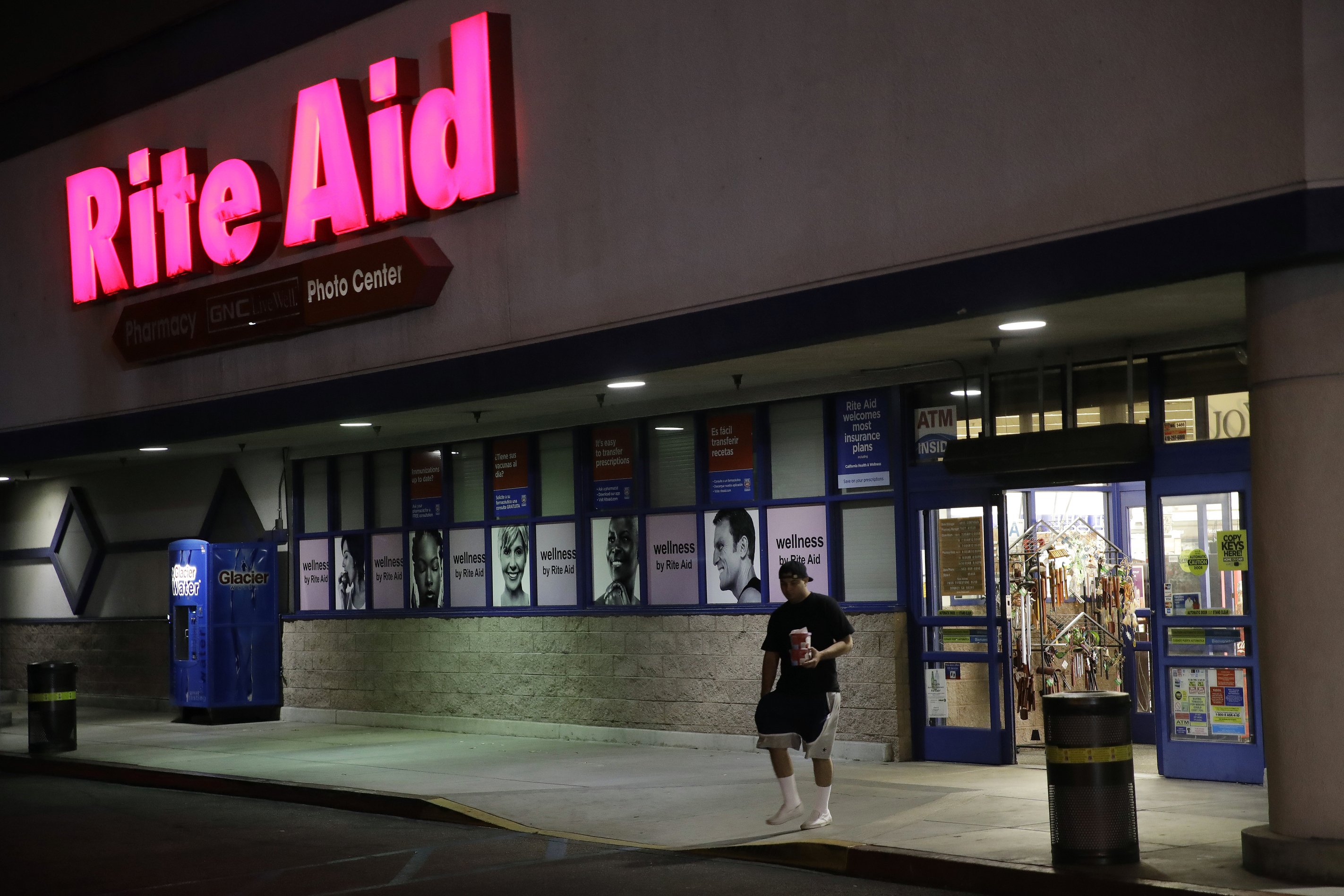 Clientes de Amazon recogerán pedidos en farmacias Rite Aid AP News