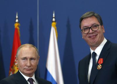 Archivo- El presidente ruso Vladimir Putin, a la izquierda, posa con el presidente serbio Aleksandar Vucic después de ser galardonado con la Orden de Alexander Nevsky en Belgrado, Serbia, el jueves 17 de enero de 2019. Vucic dijo que ha asegurado un acuerdo de gas "extremadamente favorable" con Rusia durante su conversación telefónica con Vladimir Putin el domingo 29 de mayo de 2022. El presidente populista serbio ha anunciado que ha asegurado un acuerdo de gas "extremadamente favorable" con Rusia. El presidente serbio Aleksandar Vucic, un ex ultranacionalista prorruso que afirma que quiere llevar a Serbia a la Unión Europea, se ha negado a condenar públicamente la invasión rusa de Ucrania. (AP Photo/Darko Vojinovic, Archivo)