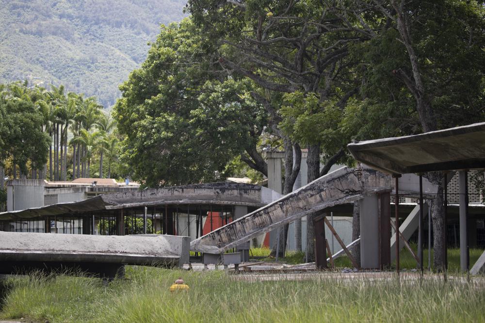 El techo de una pasarela de la Universidad Central de Venezuela (UCV) se derrumbó en Caracas, Venezuela, el miércoles 7 de julio de 2021. (AP Foto/Ariana Cubillos)