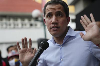 El líder opositor venezolano Juan Guaidó habla en una asamblea de ciudadanos para pedir la liberación del opositor Freddy Guevara, el jueves 12 de agosto de 2021, en Caracas, Venezuela. (AP Foto/Ariana Cubillos)