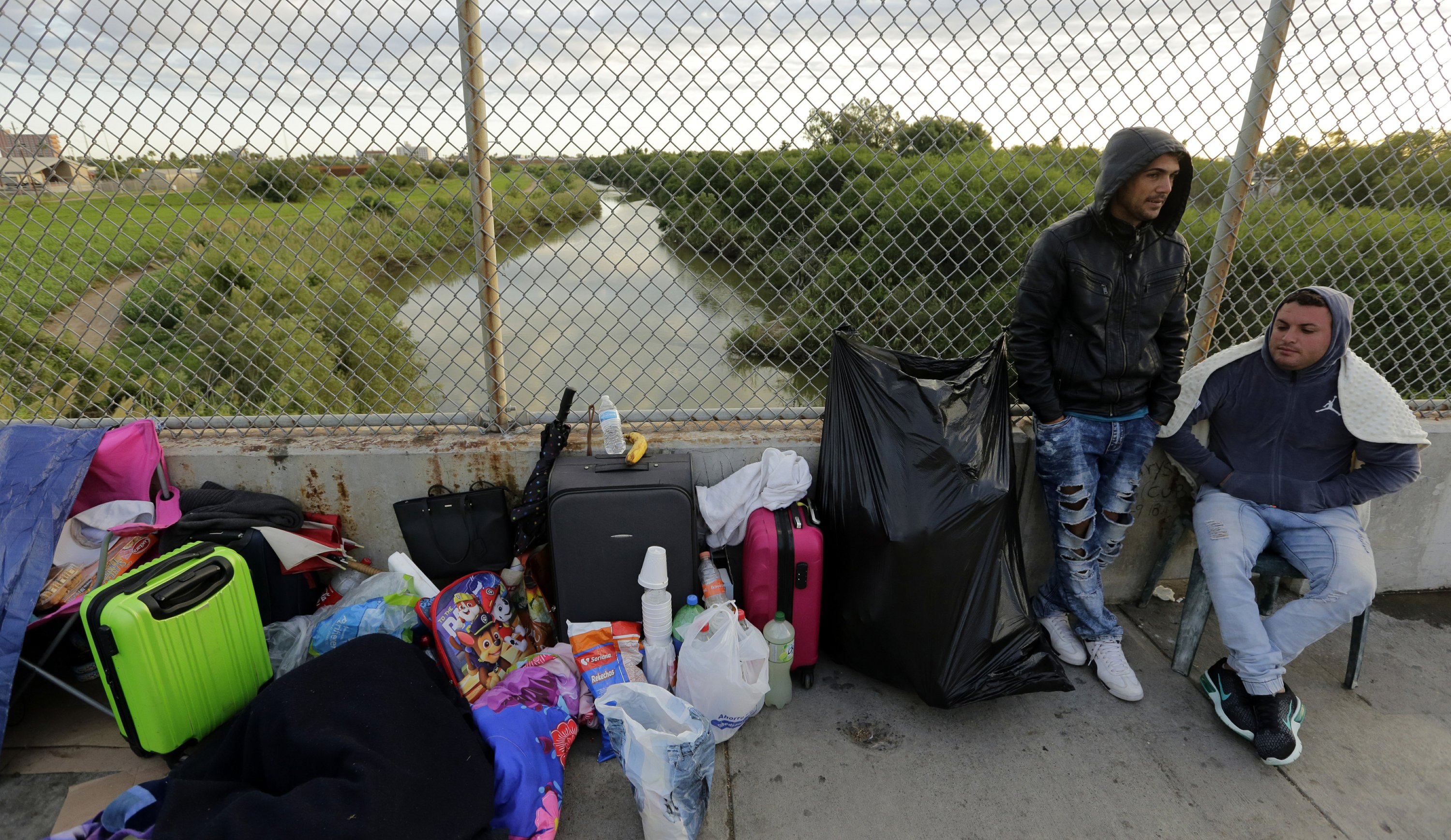 En ciudades fronterizas, solicitantes de asilo unen AP News
