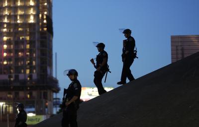 LA POLICÍA DE AUSTIN vigila mientras los manifestantes se reúnen el 4 de junio de 2020 en el centro de Austin, Texas, mientras protestan por la muerte de George Floyd, un hombre negro que murió después de ser restringido por agentes de policía de Minneapolis en el Día de los Caídos. El Concejo Municipal de Austin aprobó el jueves 17 de febrero de 2022 pagar un total combinado de $ 10 millones a dos personas heridas cuando los oficiales dispararon balas de frijoles contra multitudes durante las protestas de justicia social de 2020, incluido un estudiante universitario que sufrió daño cerebral. (AP Photo/Eric Gay, Archivo)