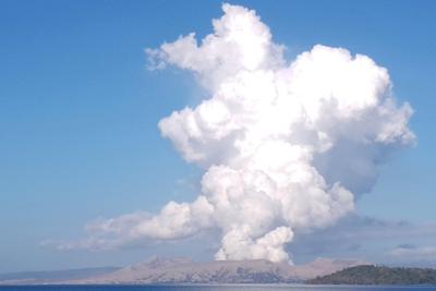 El volcán Taal arroja cenizas y vapor blanco, visto desde Balete, en la provincia de Batangas, al sur de Manila, Filpinas, el 26 de marzo de 2022. (AP Foto/Reynante Olitan De Villa)