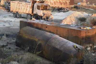 Soldados libaneses montan guardia cerca de varios camiones cisterna que estallaron en el poblado  de Tleil, en el norte de Líbano, el domingo 15 de agosto de 2021. (AP Foto)