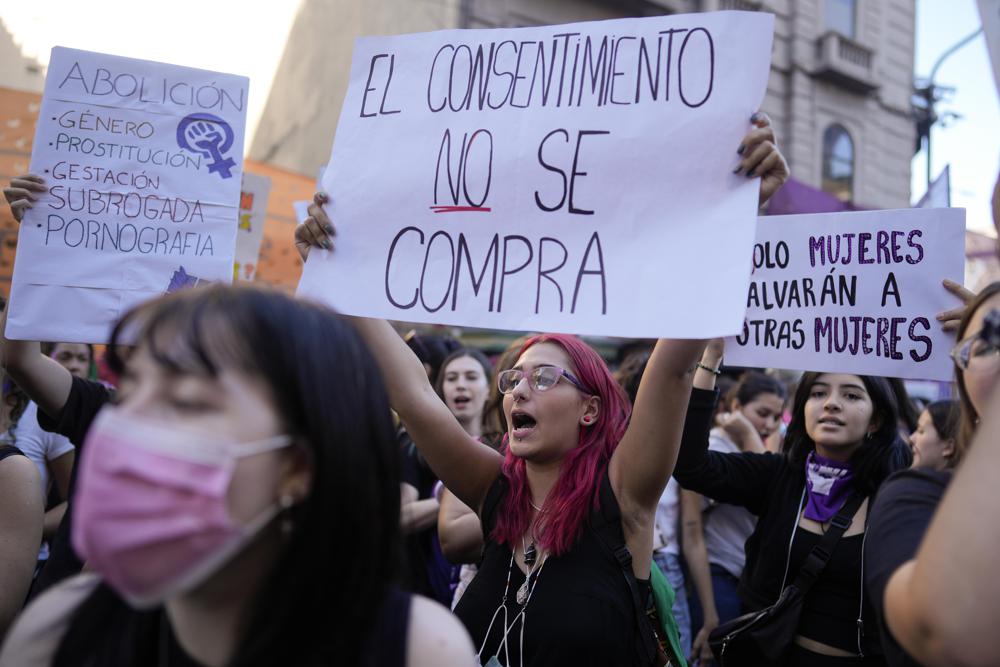 Mujeres marchan por el Día Internacional de la Mujer en Buenos Aires, Argentina, martes 8 de marzo de 2022. (AP Foto/Natacha Pisarenko)