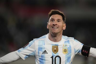 El delantero argentino Lionel Messi celebra tras marcar el tercer gol en la victoria 3-0 ante Bolivia por las eliminatorias del Mundial, el jueves 9 de septiembre de 2021, en Buenos Aires. (AP Foto/Natacha Pisarenko, Pool)