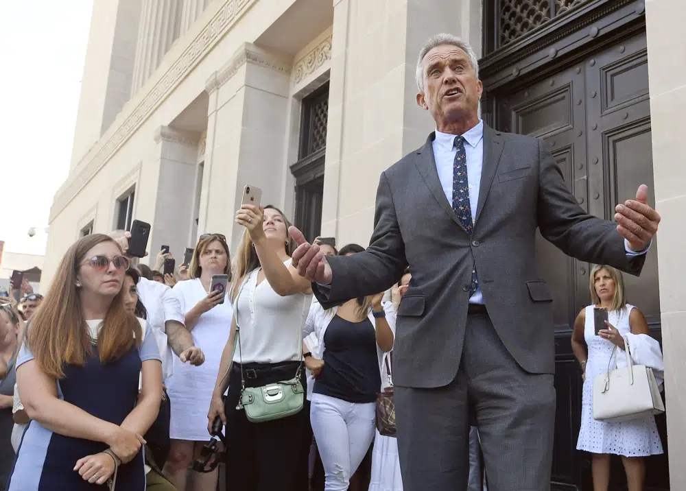 ARCHIVO - El abogado Robert F. Kennedy Jr. habla frente al juzgado del condado de Albany, el 14 de agosto de 2019, en Albany, Nueva York. Kennedy Jr., un activista contra las vacunas y descendiente de una de las familias políticas más famosas del país, se postula para presidente. Kennedy, demócrata, presentó una declaración de candidatura el miércoles 6 de abril de 2023 ante la Comisión Federal de Elecciones. (Foto AP/Hans Pennink, archivo)