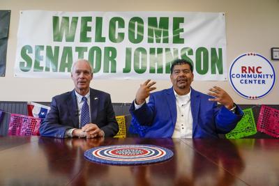 El pastor Marty Calderón (der) hablando durante una presentación del senador republicano Ron Johnson en un centro comunitario republicano de Milwaukee el 8 de octubre del 2022. El evento fue organizado por el ministerio de Calderón, God Touch.  (AP Photo/Morry Gash)