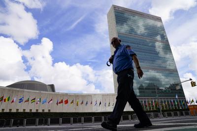 Un elemento del Departamento de Bomberos de Nueva York a las afueras de la oficina central de Naciones Unidas, el martes 21 de septiembre de 2021, en Nueva York. (AP Foto/John Minchillo, Pool)