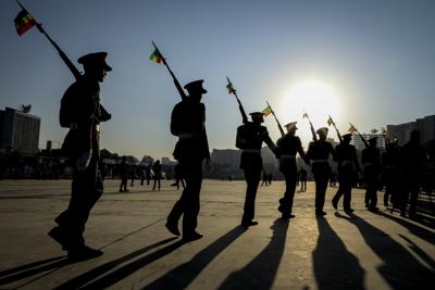 ARCHIVO - Militares etíopes desfilan con banderas nacionales en sus fusiles, en una marcha organizada por autoridades locales en apoyo de la Fuerza Nacional Etíope de Defensa en la plaza de Meskel, en el centro de Adís Abeba, Etiopía el 7 de noviembre de 2021. (AP Foto, Archivo)