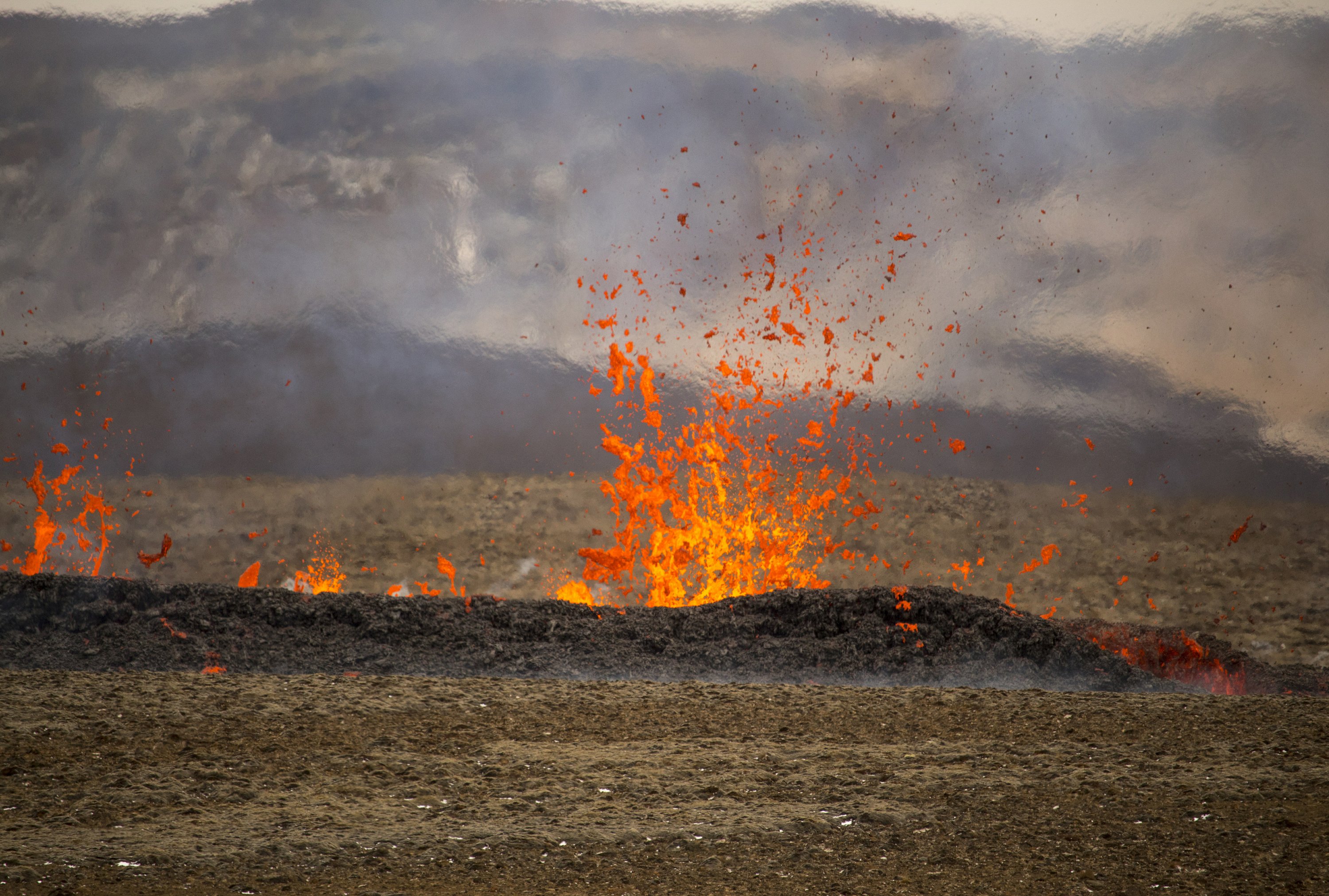 Hikers struggle when a new crack opens in the Icelandic volcano