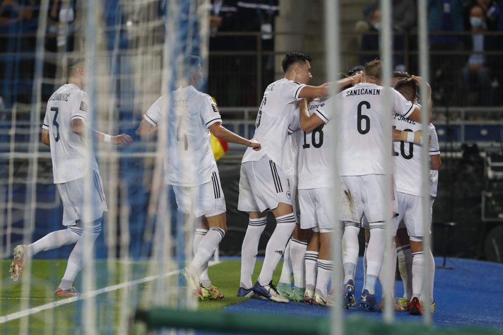 Los jugadores de Bosnia festejan tras anotar ante Francia en un partido de la eliminatoria mundialista, disputado en Estrasburgo el miércoles 1 de septiembre de 2021 (AP Foto/Jean-Francois Badias)